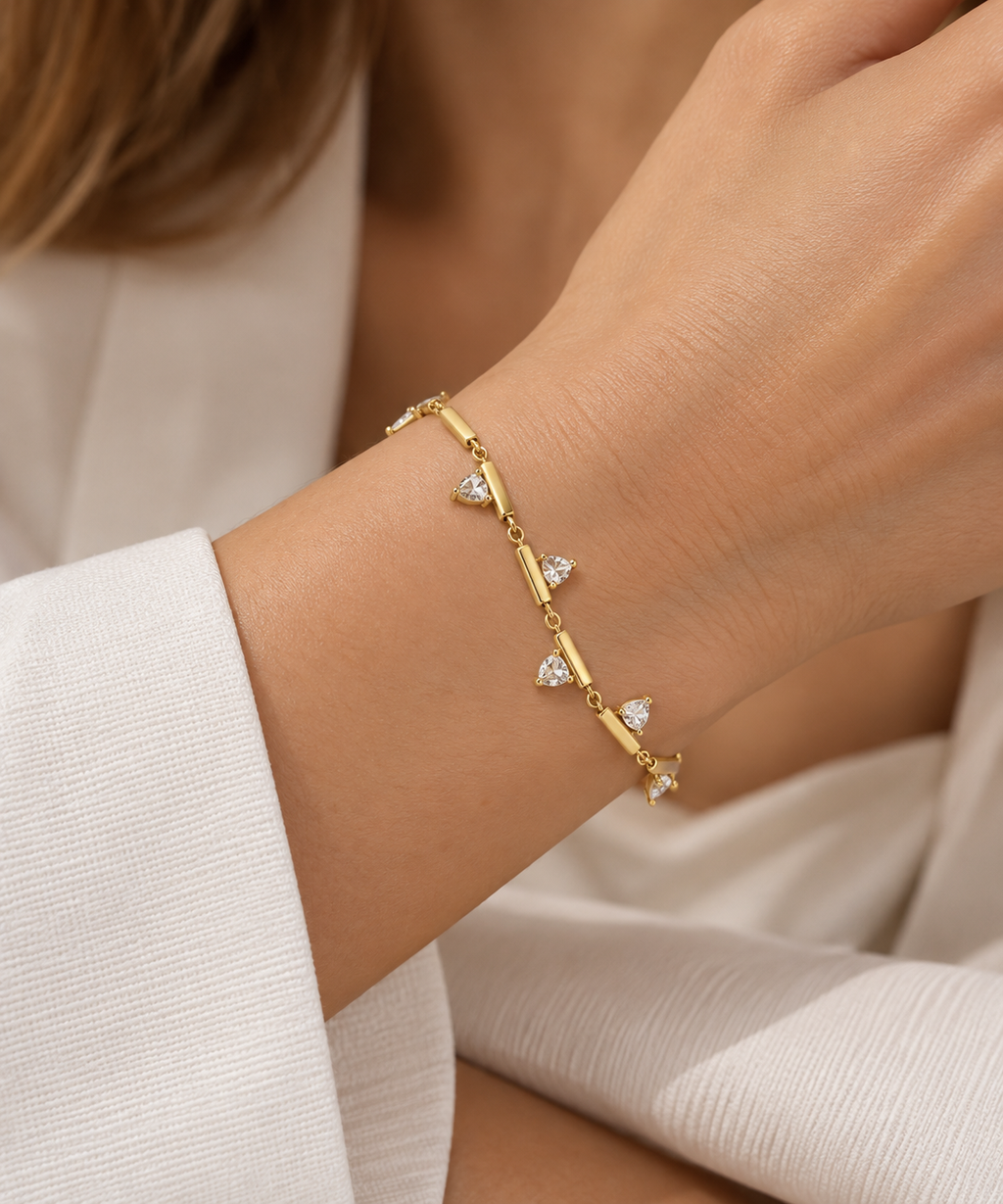 Heart-shaped silver bracelet with zircon detail. 