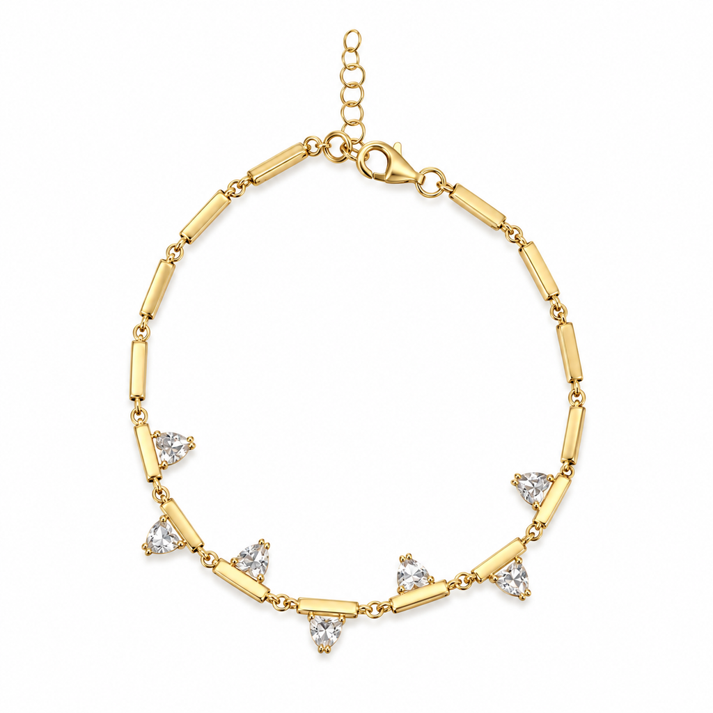 Heart-shaped silver bracelet with zircon detail. 