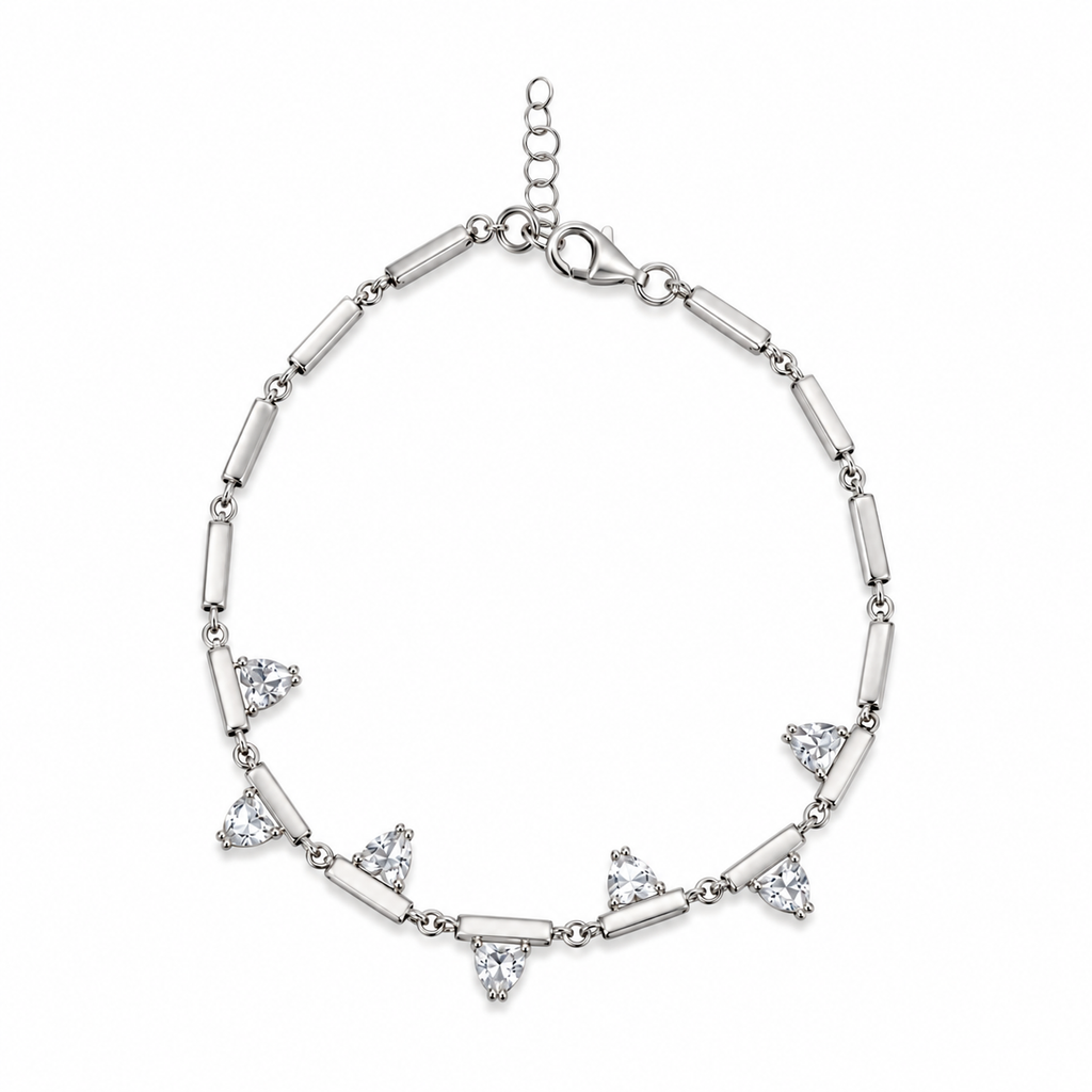 Heart-shaped silver bracelet with zircon detail. 